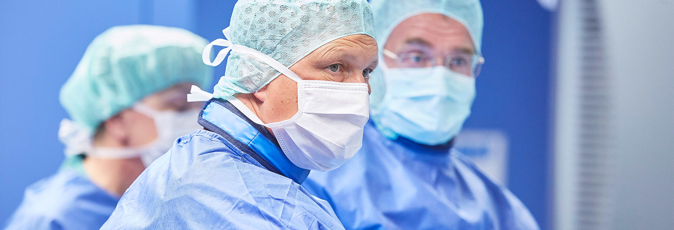 Priv.-Doz. Dr. med. Thomas Ruffing mit seinen Kollegen aus der Klinik für Unfallchirurgie und Orthopädie in Kaiserslautern im OP