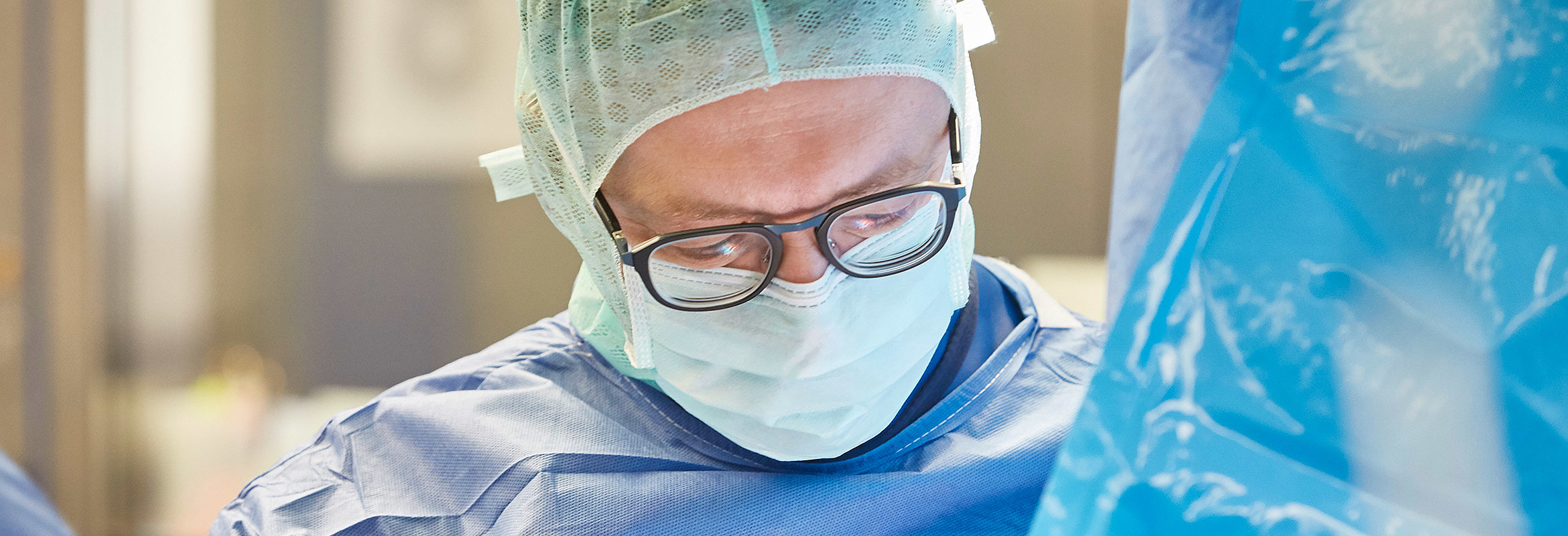 Ein Arzt der Klinik für Unfallchirurgie und Orthopädie in Kaiserslautern in OP-Kleidung