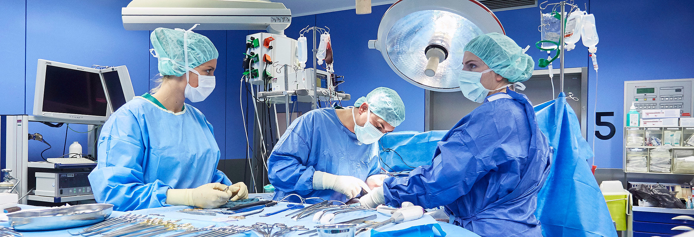 Mitarbeitende der Klinik für Unfallchirurgie und Orthopädie in Kaiserslautern im Operationssaal