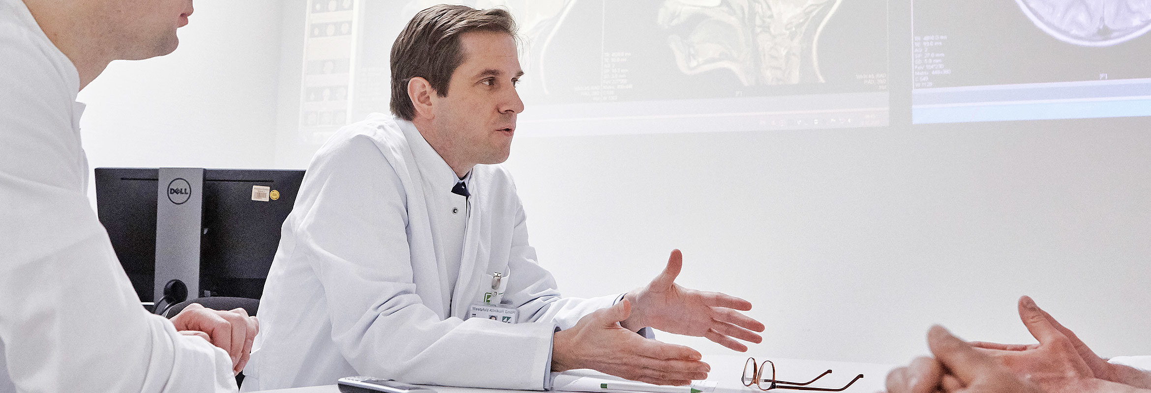 Priv.-Doz. Dr. med. Kajetan von Eckardstein, Chefarzt der Klinik für Neurochirurgie in Kaiserslautern, in einer Besprechung