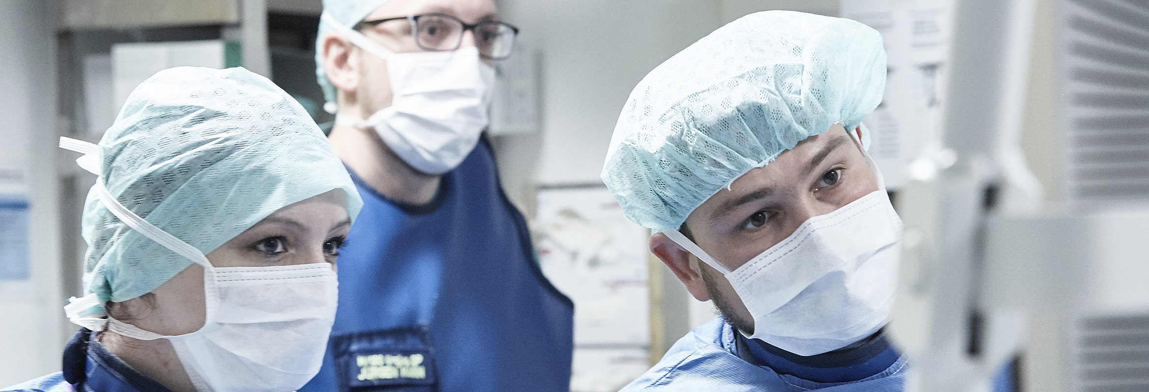 Ärzte schauen im Operationssaal des Westpfalz-Klinikums Kaiserslautern auf einen Bildschirm