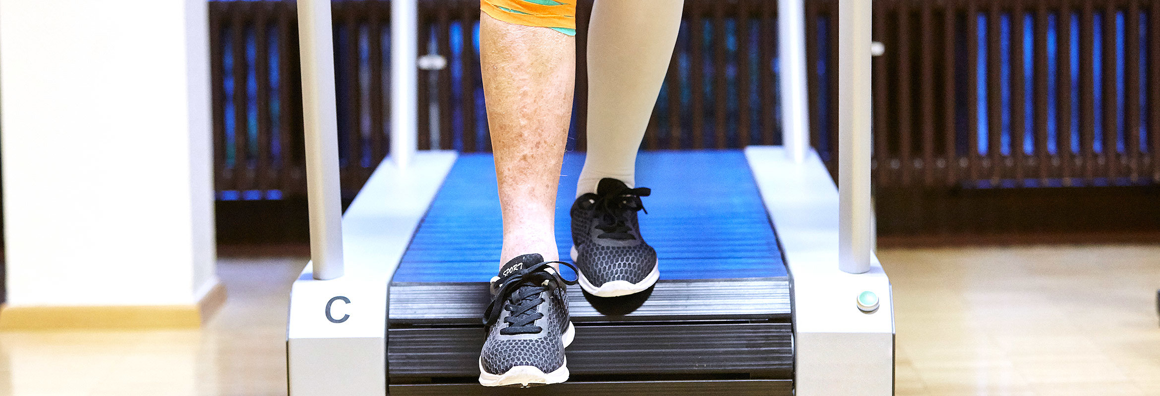 Füße auf dem Laufband in der Physiotherapie in Kaiserslautern