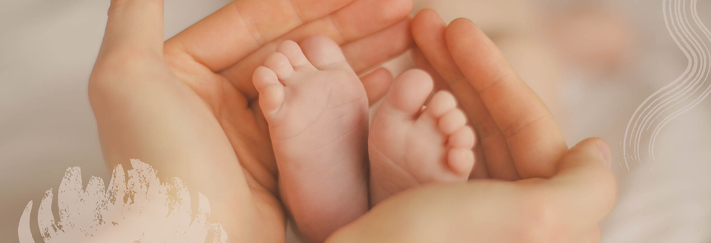Erwachsene Hände umfassen die winzigen Füße eines Neugeborenen