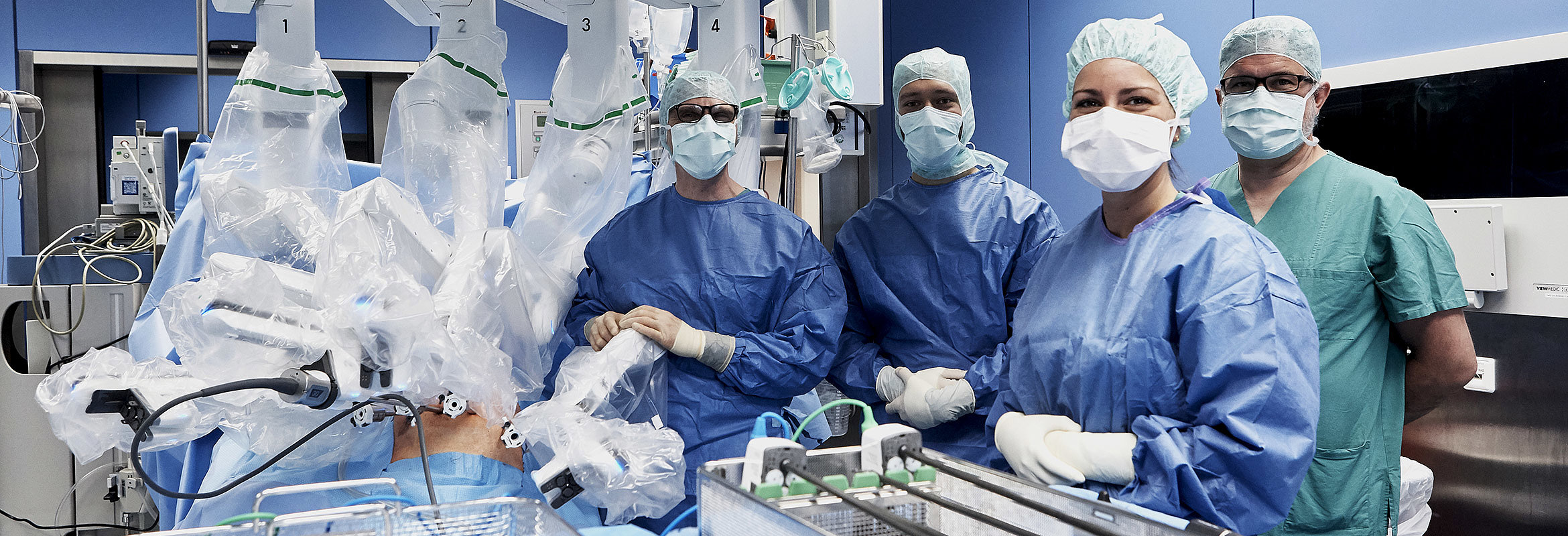 Priv.-Doz. Dr. med. Dr. med. habil. Christian Mönch, Chefarzt der Chirurgie in Kaiserlautern, mit seinem Team im OP