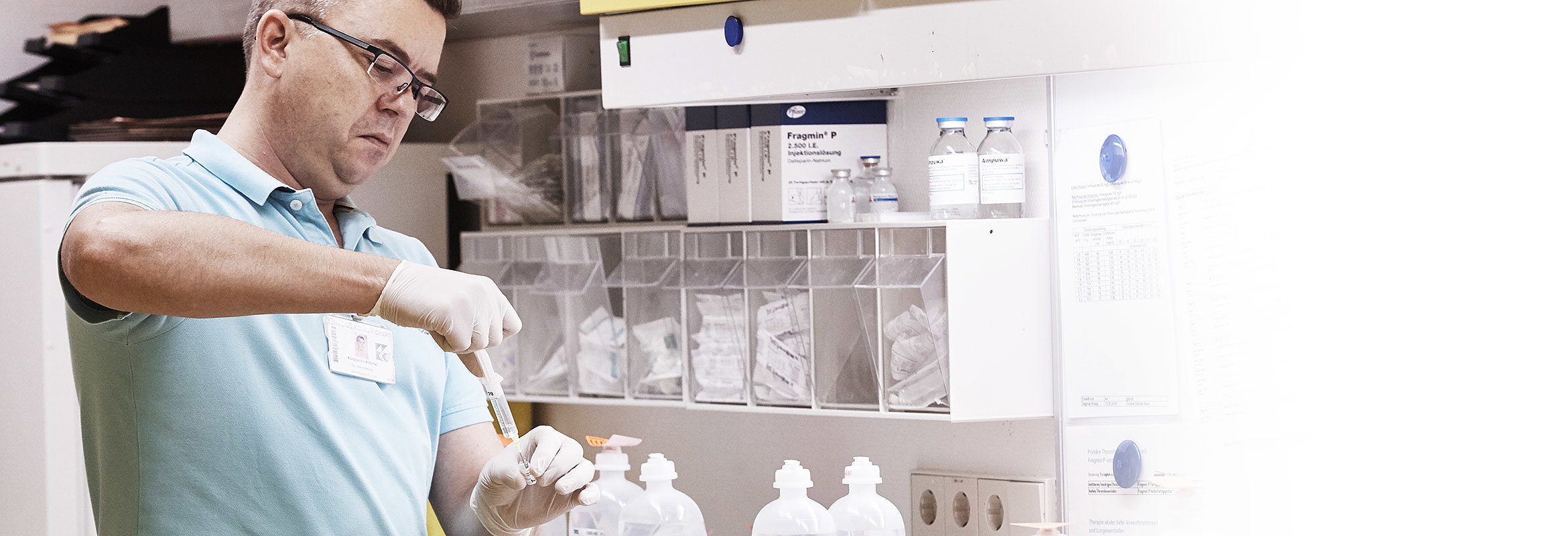 Ein Mitarbeiter der Klinik für Urologie und Kinderurologie in Kaiserslautern zieht eine Spritze auf