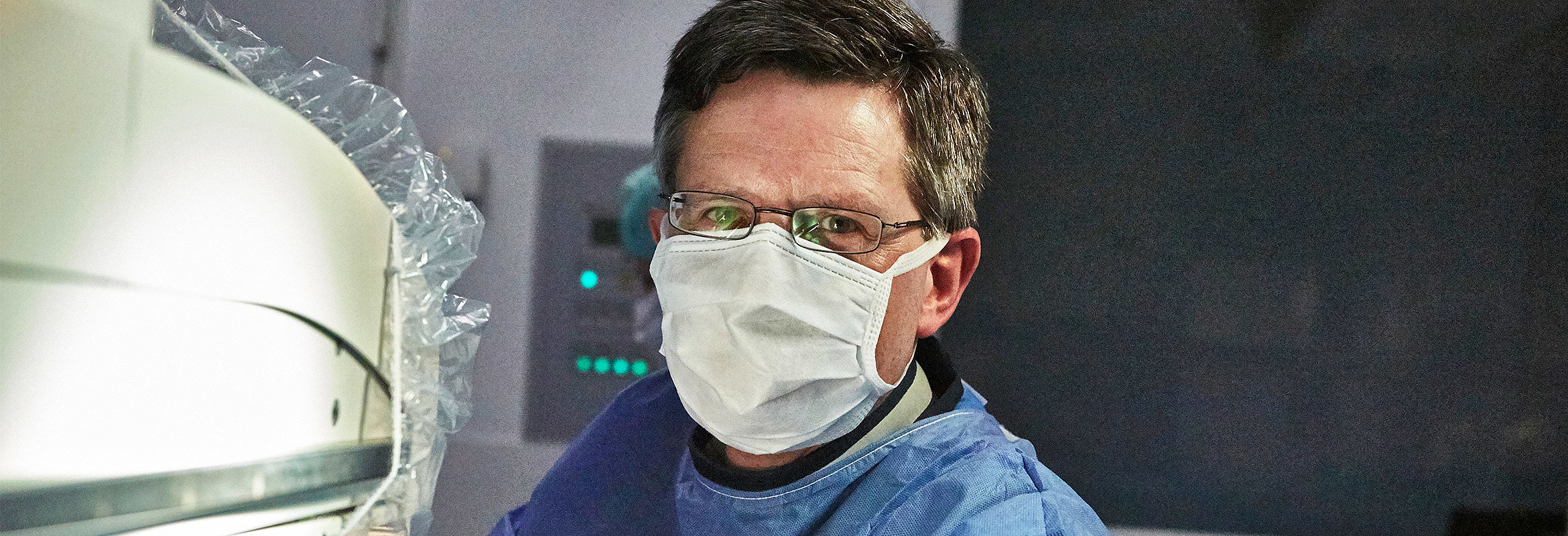 Prof. Dr. med. Jochen Rädle, Chefarzt der Klinik für Innere Medizin 3 in Kaiserslautern, mit Maske